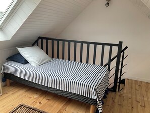 1 dormitorio, tabla de planchar con plancha, wifi y ropa de cama