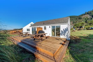 Outdoor dining - Beachcomber: Beachfront Escape Unit #1 (Florence)