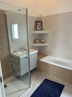 Douche, séchoir à cheveux, serviettes fournies, savon