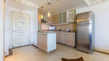 Basic Apartment | Private kitchen | Fridge, microwave, cookware/dishes/utensils