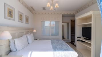 Basic Apartment | 2 bedrooms, in-room safe, blackout drapes, free WiFi