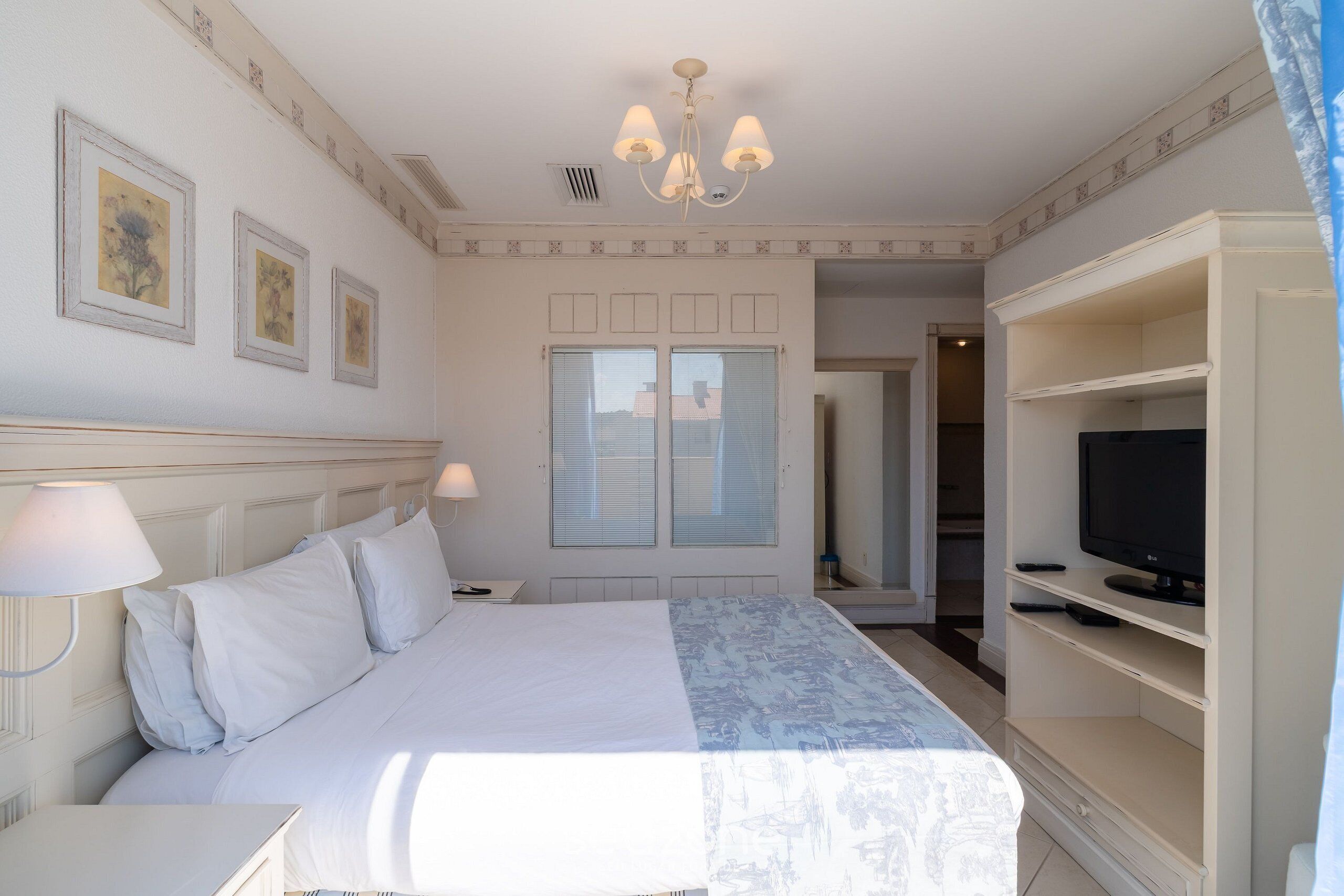 Eenvoudig appartement | 2 slaapkamers, een kluis op de kamer, verduisterende gordijnen