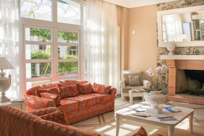 Basic Apartment | Living area