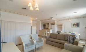 Basic Apartment | Living area | TV - Coberturas luxuosas no resort IL Campanário Resort ILCMASTER (Florianópolis)