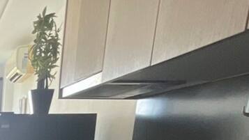 Réfrigérateur, micro-ondes, plaque de cuisson, bouilloire électrique