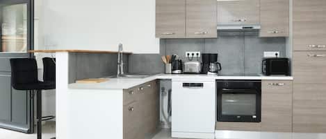 Kjøleskap, mikrobølgeovn, ovn og oppvaskmaskin