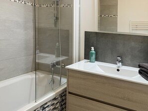 Shower, hair dryer, towels