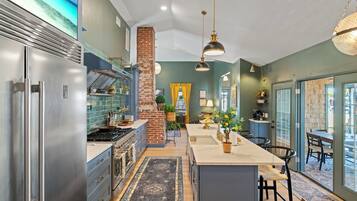 Coffee/tea maker, fridge, microwave, oven