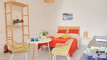 Apartamento luxo, vista para a baía | Área de estar | TV LED 32 polegadas com canais digitais, Netflix, serviços de streaming