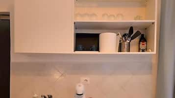 Apartamento Deluxe, vistas a la bahía | Cocina privada | Frigorífico, placa de cocina, cafetera o tetera y utensilios de cocina