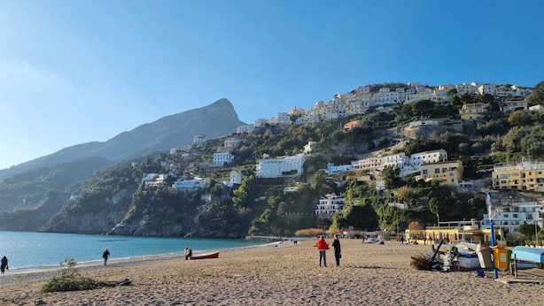 A beach with buildings on a hillside, a clear sky, and a calm sea. - Raito Guest House - Amalfi Coast (Vietri sul Mare)