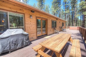 Outdoor dining - Enormous luxury cabin rental in unbeatable South Tahoe location (South Lake Tahoe)