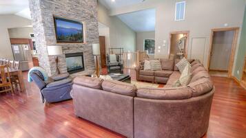 Smart TV, chimenea, reproductor de DVD y libros