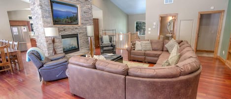 Smart TV, chimenea, reproductor de DVD, libros