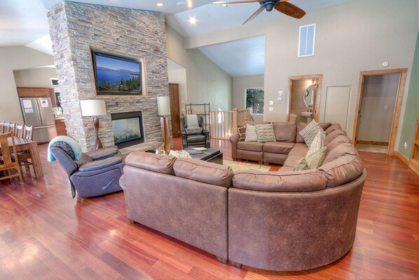 Smart TV, fireplace, DVD player, books - Enormous luxury cabin rental in unbeatable South Tahoe location (South Lake Tahoe)