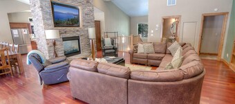 Enormous luxury cabin rental in unbeatable South Tahoe location