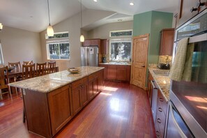Fridge, microwave, oven, stovetop - Enormous luxury cabin rental in unbeatable South Tahoe location (South Lake Tahoe)