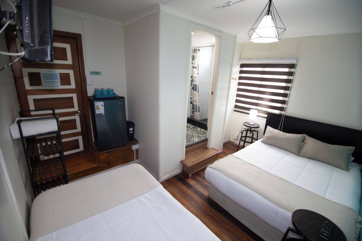 Habitación triple estándar, vistas al patio | Minibar, wifi gratis, ropa de cama