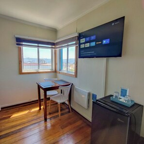 Superior Double Room, City View | Living area