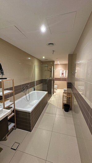 Sèche-cheveux, serviettes fournies, savon, shampoing