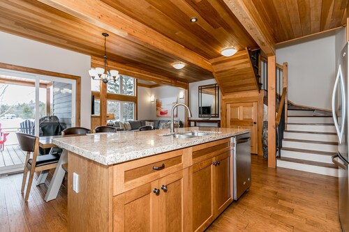 3 + bed 3 bath Villa on Lake Muskoka