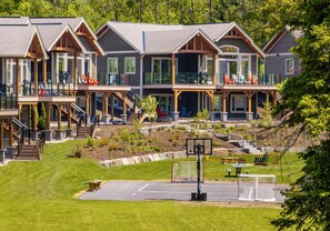 Sports court - 3 + bed 2 bath Villa on Lake Muskoka (Port Carling)