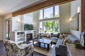 Téléviseur, foyer, table de baby-foot