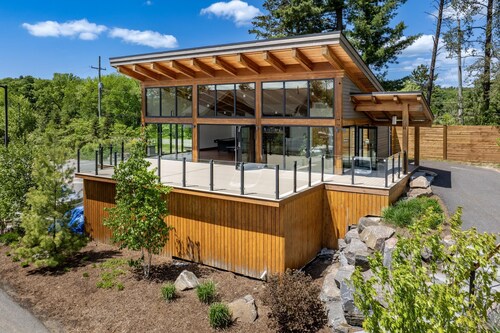 2 bed 1.5 bath cottage on Lake Muskoka