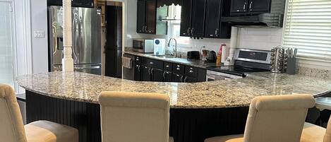 ثلاجة، ميكروويف، فرن، موقد طهي مسطح