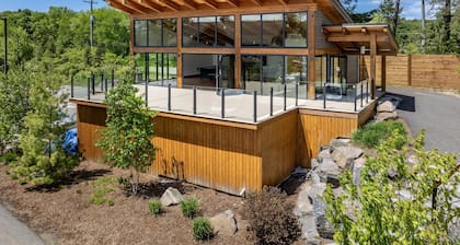 2 bed 1.5 bath cottage on Lake Muskoka