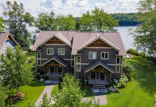 2 bed 1.5 bath cottage on Lake Muskoka