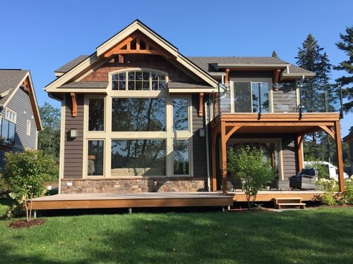 4 bed 4 bath Villa on Lake Muskoka