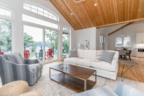 TV, fireplace - 4 bed 4 bath Villa on Lake Muskoka (Port Carling)