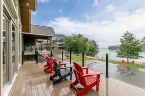 Terrace/patio - 4 bed 4 bath Villa on Lake Muskoka (Port Carling)