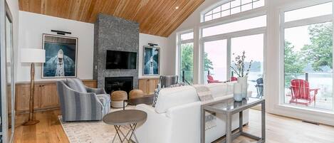 Televisie en een open haard