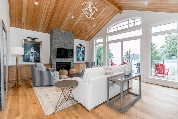 TV - 4 bed 4 bath Villa on Lake Muskoka (Port Carling)