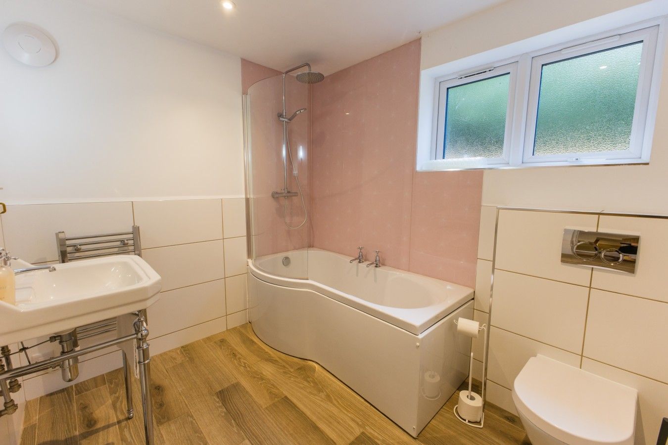 Ein Badezimmer mit Dusche, Waschbecken und Toilette.