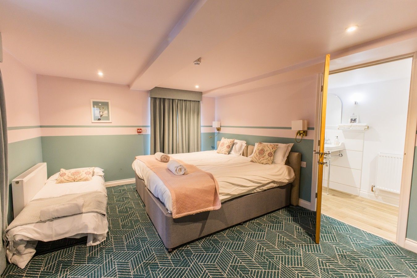 Une chambre d’hôtel avec deux lits, une salle de bain et une vue sur l’extérieur.