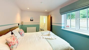 8 bedrooms, desk, WiFi