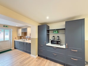 Private kitchen - Breckland Thatched Cottage: Hot Tub, 8 Cozy Rooms, Spacious Lounge (Hockwold cum Wilton)