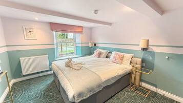 8 bedrooms, desk, WiFi