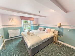 8 Schlafzimmer, Schreibtisch, WLAN