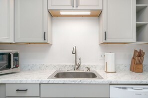 Frigorífico, microondas, placa de cocina y lavavajillas