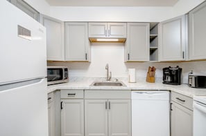 Réfrigérateur, micro-ondes, plaque de cuisson, lave-vaisselle
