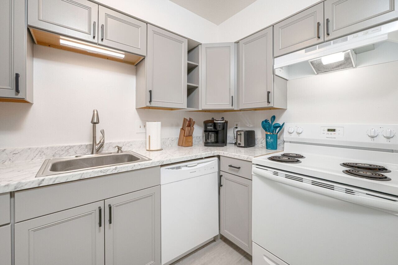 Kühlschrank, Mikrowelle, Herdplatte, Geschirrspüler