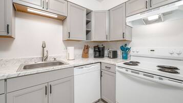 Fridge, microwave, stovetop, dishwasher