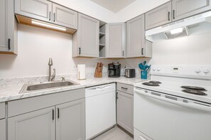 Een koelkast, een microgolfoven, een kookplaat, een vaatwasser