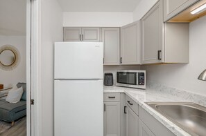 Refrigerador, microondas, parrilla de estufa y lavavajillas 