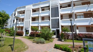 Un hôtel à plusieurs étages doté d’une cour intérieure, de balcons et d’un chemin bordé de briques.
