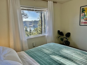 3 bedrooms, desk, iron/ironing board, free WiFi - THE SHORELINE #1 -Ocean Views & Northern Lights (Kodiak)